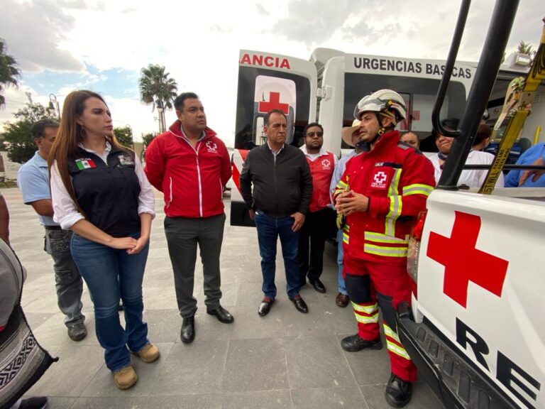 Esmeralda Vallejo y Germán Contreras logran donación de ambulancias a la Cruz Roja de Ecatepec