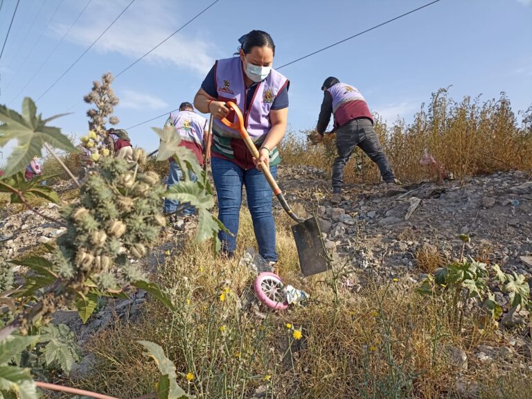 Limpian trabajadores del municipio de Nezahualcóyotl la lateral del Río de la Compañía