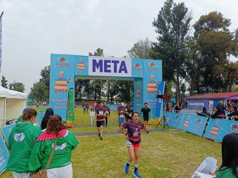DISFRUTAN MILES DE ATLETAS LA XXXI CARRERA FUEGO NUEVO DE IZTAPALAPA CON ENTUSIASMO FAMILIAR