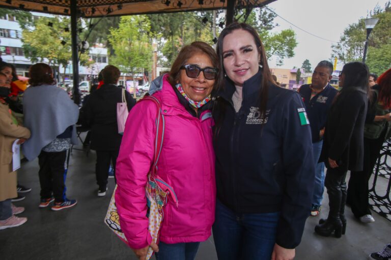 Esmeralda Vallejo entrega resultados de estudios para prevenir cáncer de mama a mujeres de Ecatepec