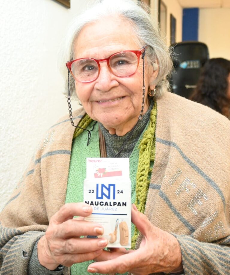 Reciben adultos mayores amplificadores auditivos en Naucalpan