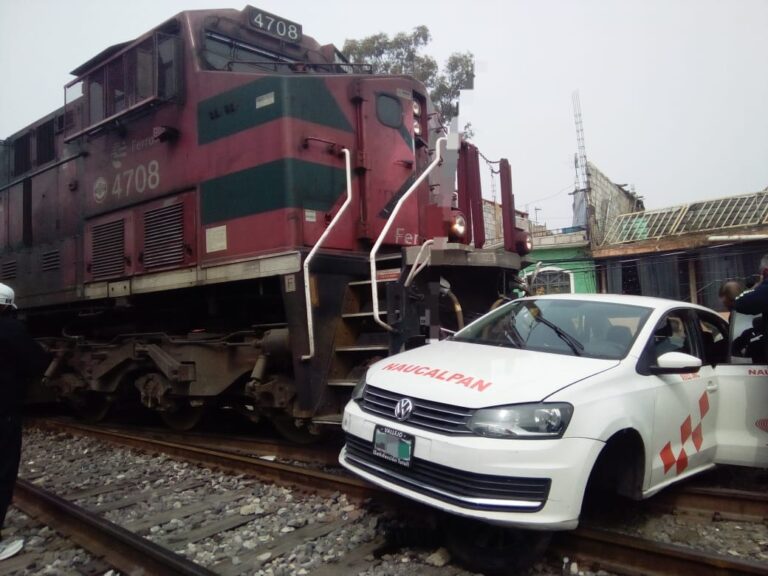 Cuerpos de emergencia y de seguridad de Tlalnepantla atienden accidente entre un tren y un taxi