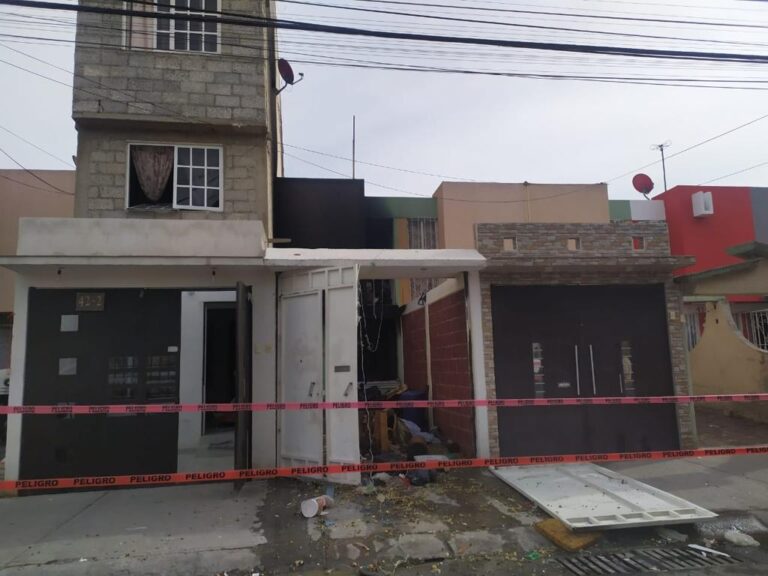 Atienden cuerpos de emergencia a vecinos por explosión de gas