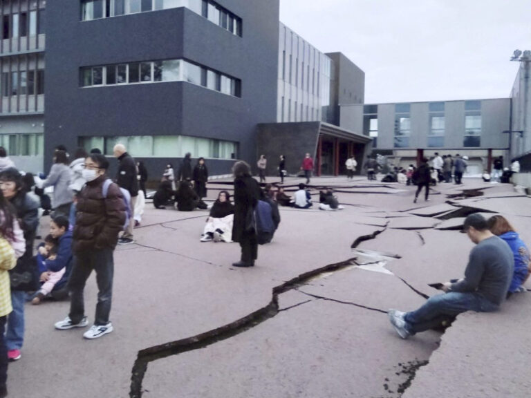 Confirman muerte de cuatro personas tras fuerte sismo en Japón