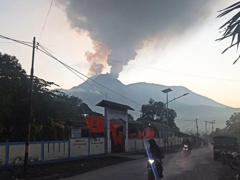Evacúan a más de mil 500 personas por erupción volcánica en Indonesia