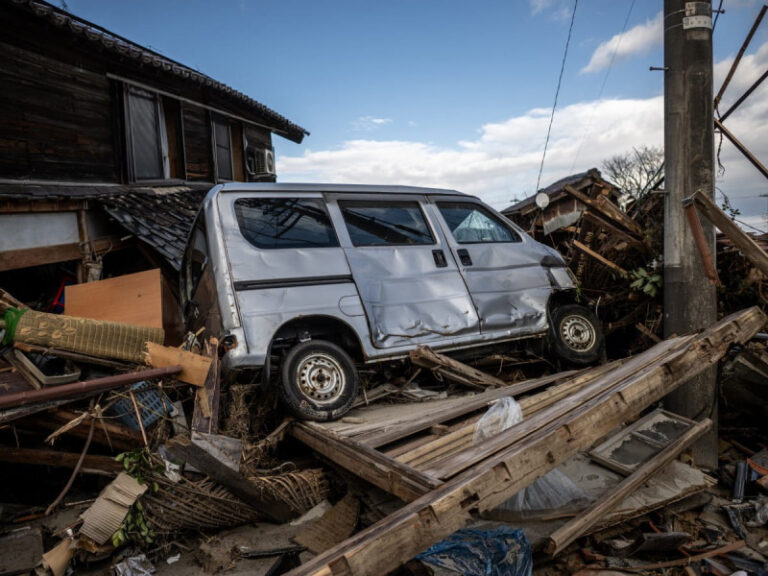 Tras cinco días bajo los escombros hallan a mujer de 90 años