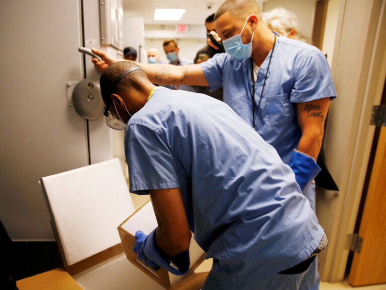 España regresa al uso obligatorio del cubrebocas en hospitales por repunte de enfermedades respiratorias