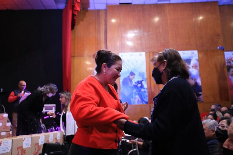 Mary Gómez encabezó la primera entrega de apoyos funcionales del DIF Tlalnepantla, en beneficio de quién más lo necesita