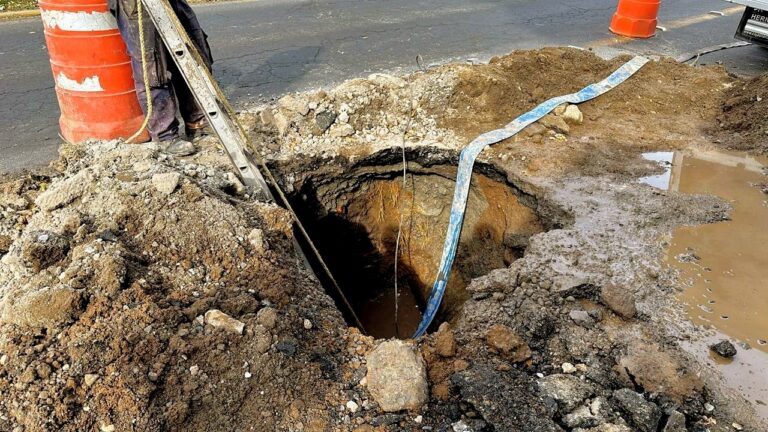 Atiende la Secretaría del Agua una fuga de agua potable en Toluca