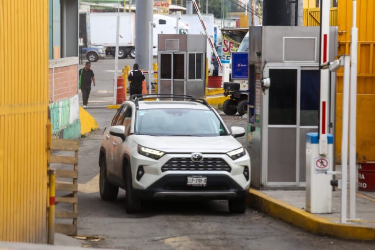 Exigen automovilistas sancionar a Central de Abastos de Ecatepec por abusos en cobro de estacionamiento