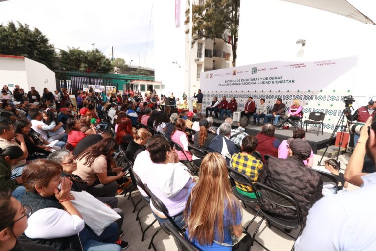 Batres: Entrega escrituras en la unidad habitacional Ciudad Bienestar