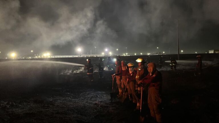 Sofocan bomberos de Tecámac incendio de pastizales en inmediaciones del AIFA