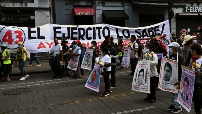 Liberan a ocho militares vinculados al caso Ayotzinapa