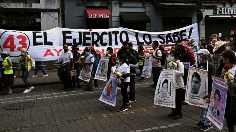 Liberan a ocho militares vinculados al caso Ayotzinapa