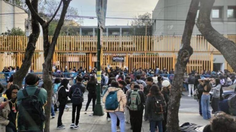 Encapuchados toman la Prepa 8 por presunto caso de acoso sexual