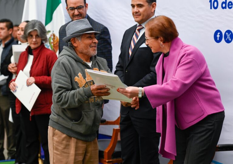 Entrega Angélica Moya escrituras a familias naucalpenses