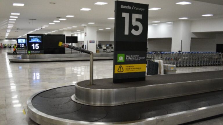 Registran conato de incendio en el AICM por una pantalla