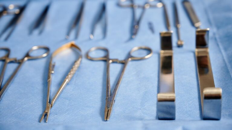 Senado alista reforma para regular clínicas “patito” que ofrecen cirugías estéticas