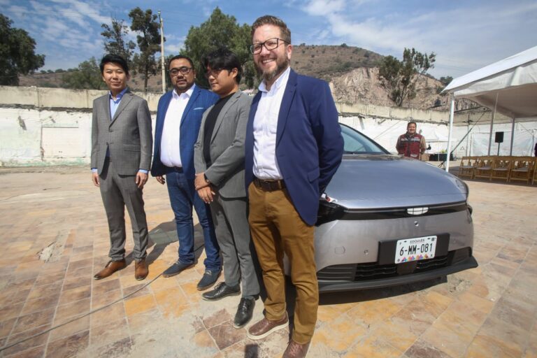 Llegan más inversiones a Ecatepec; Ernesto Santillán coloca primera piedra de agencia automotriz Geely