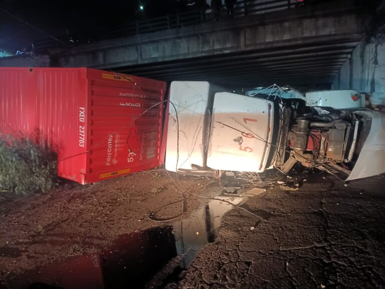 Atienden Autoridades de Tlalnepantla Volcadura de Tráiler y Choque con Unidades de Transporte Público