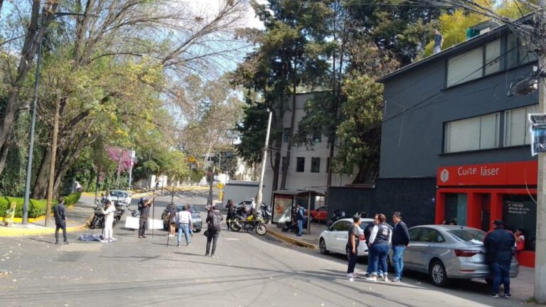 Vecinos de la colonia Molino del Rey portestan por cortes de agua desde hace un mes