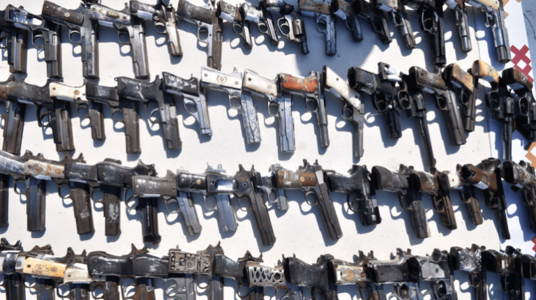 Avanza la demanda del Gobierno contra tiendas de armas en Arizona