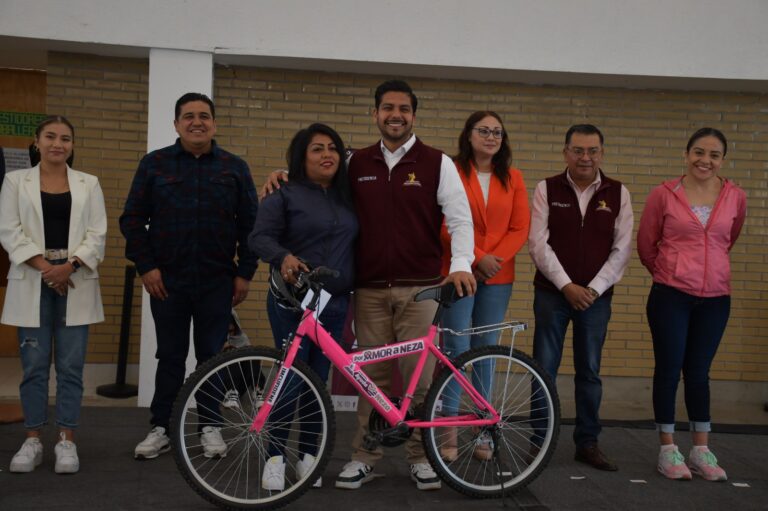 Presentan decálogo ciclista de Nezahualcóyotl y entregan 200 bicicletas a vecinas y vecinos