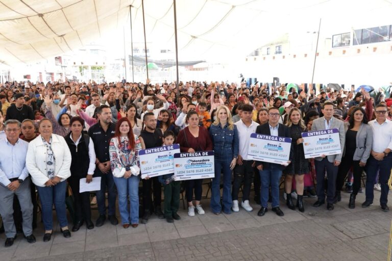 Entrega Huixquilucan 19 mil apoyos económicos a estudiantes y padres y madres de familia