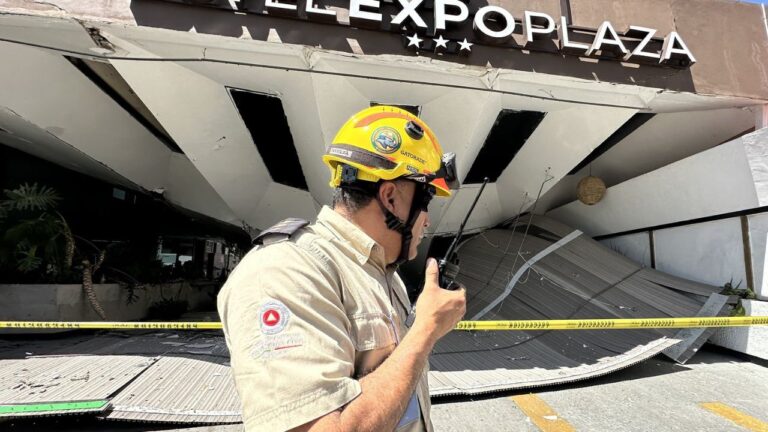 Se derrumba la fachada del Hotel Expo Plaza de Guadalajara
