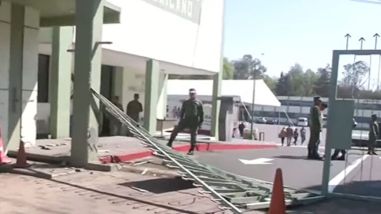 Fallan frenos a tráiler y derriba puerta del Hospital Militar Chivatito