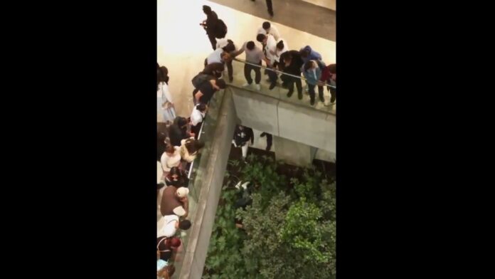 Cae una persona desde el primer piso en Plaza las Antenas, Iztapalapa