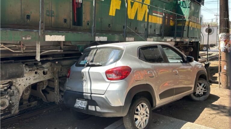 Registran choque entre camioneta y ferrocarril en la Gustavo A. Madero