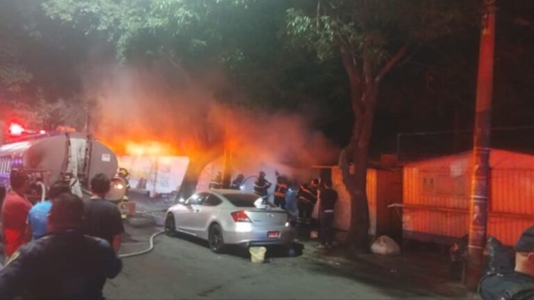 Se registra incendio en puesto ambulante en la alcaldía Azcapotzalco
