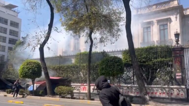 Manifestantes lanzan cohetones contra la Segob; explotan cuatro