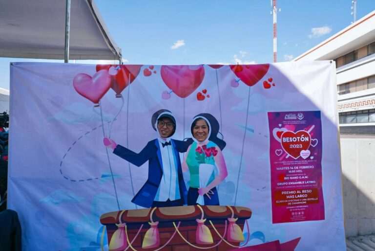 Con un beso celebran el Día Del Amor y la Amistad en Gustavo A. Madero