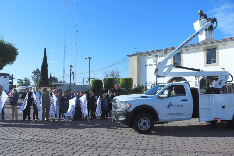 REFUERZA GOBIERNO DE ATIZAPÁN DE ZARAGOZA ÁREA DE SERVICIOS PÚBLICOS, ENTREGA 2 PLUMAS PARA CAMBIO DE LUMINARIAS Y OTRAS TAREAS