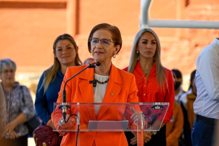 Entrega Angélica Moya arcotecho en secundaria