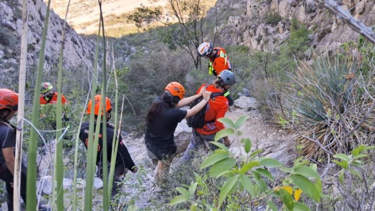 Joven senderista es abandonada por guía de montaña tras caída en La Huasteca