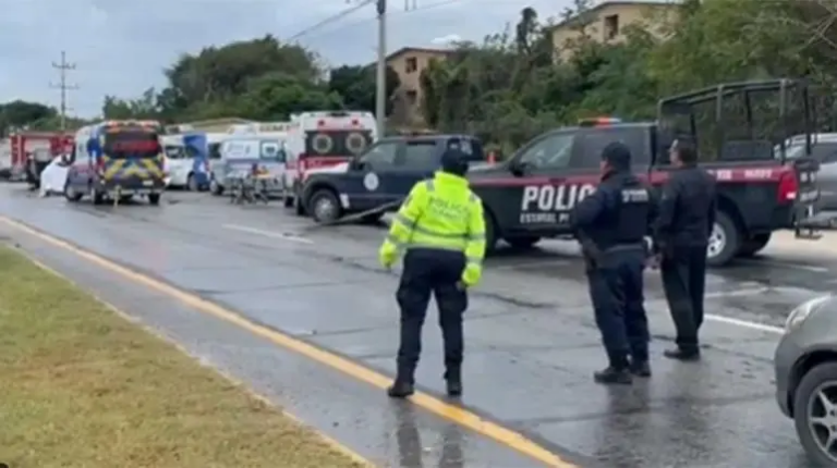 Mueren 5 argentinos en fatal accidente en carretera Playa del Carmen-Tulum