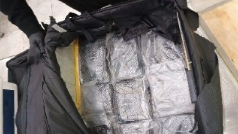 Semar asegura más de 17 kilos de cocaína en dos maletas en el AICM
