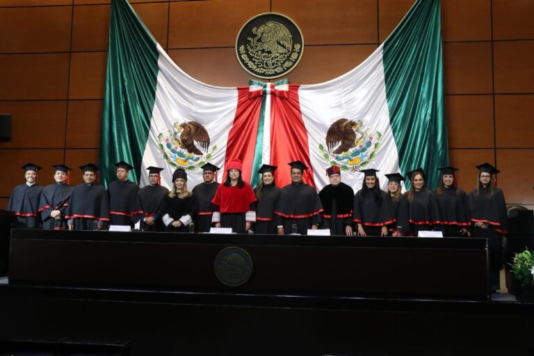 Encabeza Marcela Guerra ceremonia de entrega de títulos a la cuarta generación de la maestría en Derecho Electoral