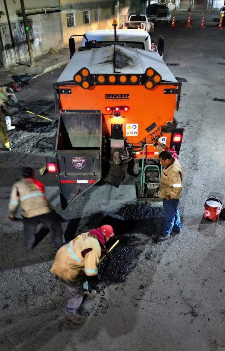 Por primera vez en la historia de Nezahualcóyotl inicia el bacheo nocturno con dos nuevas bacheadoras