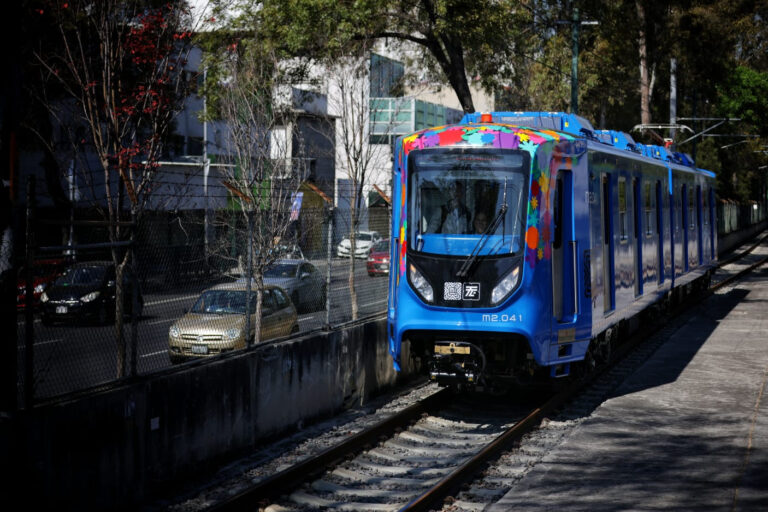 Dos nuevos convoyes de China llegan para funcionar en el Tren Ligero