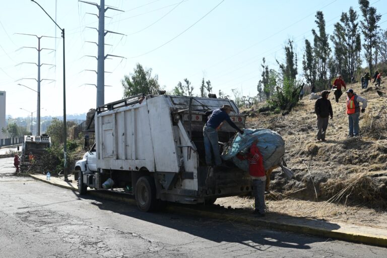 Retiran maleza y material inflamable del Cerro de Moctezuma en Naucalpan