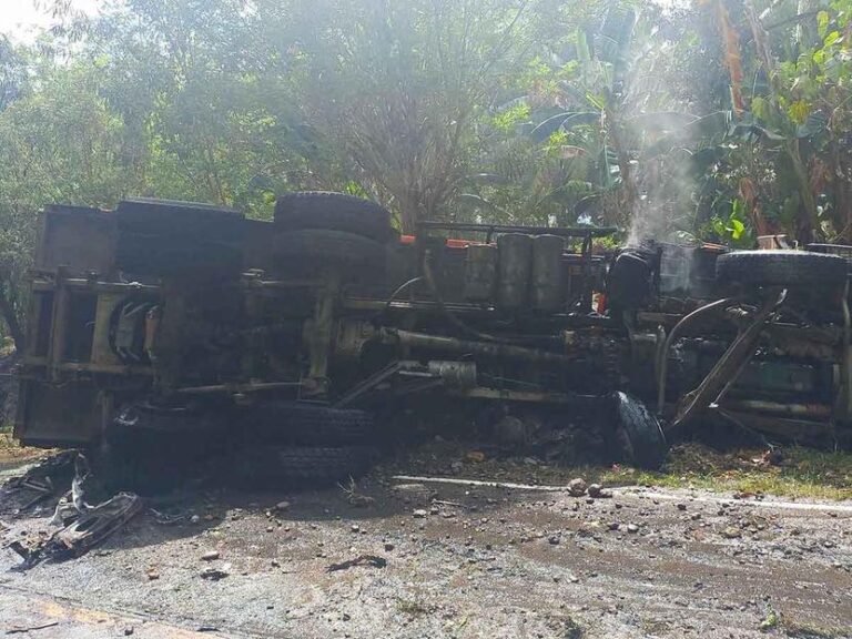Suman 17 muertos tras choque de camioneta con camión en Filipinas
