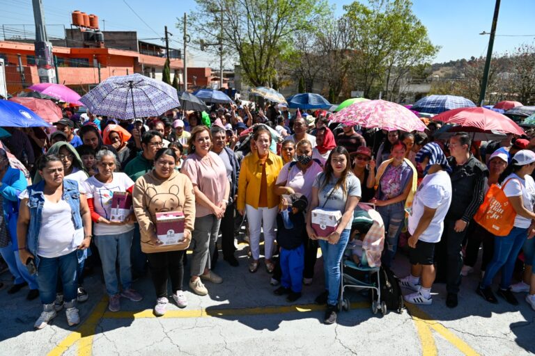 Recorre Angélica Moya comunidades para entregar apoyos alimentarios