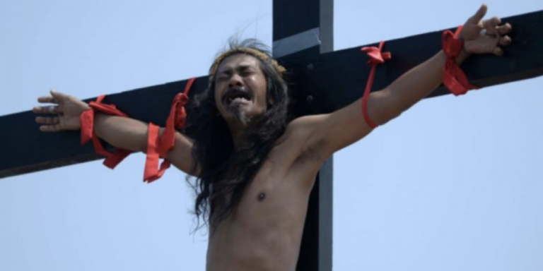 Filipinas lleva ‘al extremo’ las crucifixiones en el Via Crusis del Viernes Santo