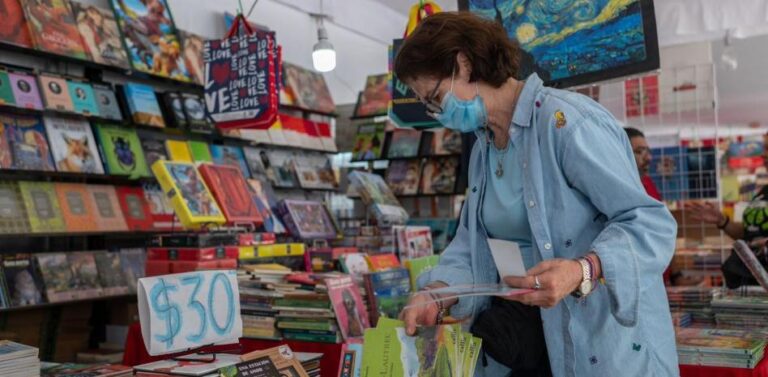 Inauguran 17º Gran Remate de Libros y Películas en la CDMX