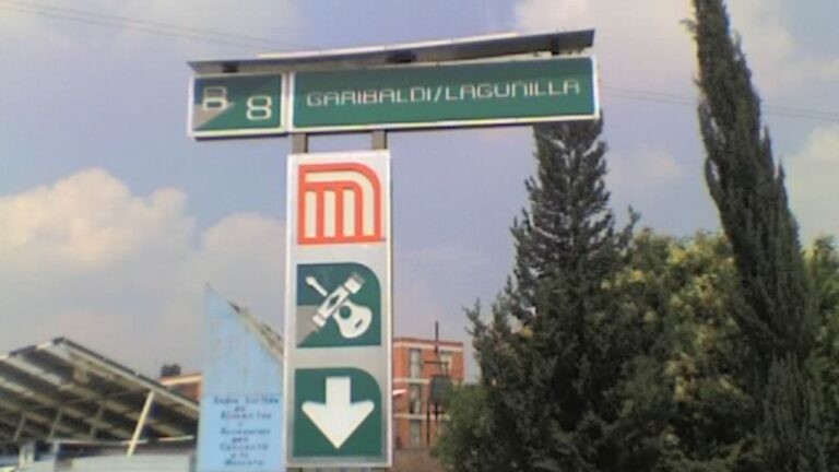 Policía evita suicidió de joven que peleó con su novio en la estación Garibaldi del Metro