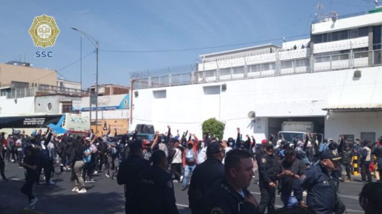 Normalistas vandalizan el Centro Federal de Arraigos, en la colonia Doctores